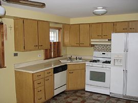 Recently Remodeled 2 Bedroom Apartment with Hardwood Floor in Bensenville, IL