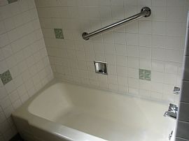 Recently Remodeled 2 Bedroom Apartment with Hardwood Floor in Bensenville, IL (Photo 5 of 6)