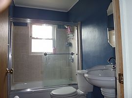 Beautiful 3 Bedroom Home with Finished Basement  in Lincoln Park, MI (Photo 4 of 11)