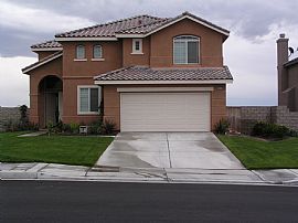 Gorgeous 4 Bedroom, 2.5 Bathroom and Den in Riverside, CA