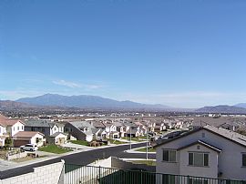 Gorgeous 4 Bedroom, 2.5 Bathroom and Den in Riverside, CA (Photo 3 of 5)