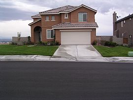 Gorgeous 4 Bedroom, 2.5 Bathroom and Den in Riverside, CA (Photo 4 of 5)