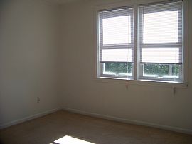 Ideal 3 Bedroom Home with Central Air - Near Middle Branch Park in Baltimore, MD (Photo 5 of 12)