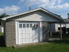 Comfy 2 Bedroom Home - Centrally Located Off of Eastern Blvd. in Louisville, KY (Photo 2 of 7)