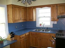 Comfy 2 Bedroom Home - Centrally Located Off of Eastern Blvd. in Louisville, KY (Photo 3 of 7)