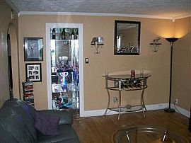 Comfy 2 Bedroom Home - Centrally Located Off of Eastern Blvd. in Louisville, KY (Photo 4 of 7)