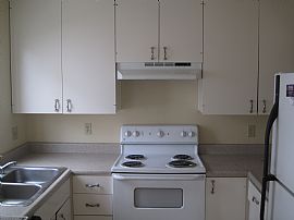 Stunning 3 Bedroom Townhome in Crown Point in Pacific Beach, CA (Photo 3 of 4)