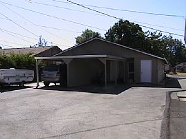 Very Clean 2 Bedroom Duplex Home at End of Cul-De-Sac  in Medford, OR (Photo 3 of 5)