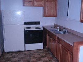 Great 2 Bedroom Home - Readily Available  in Roseville, MI (Photo 6 of 12)