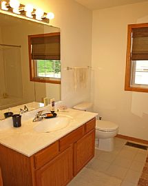 Beautiful 2 Bedroom Townhome - Close to Golf Course in River Falls, WI (Photo 5 of 6)