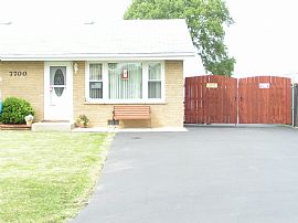 Beautiful 3 Bedroom Brick Ranch Home and Lots of Storage in Bridgeview, IL