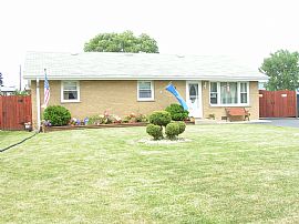 Beautiful 3 Bedroom Brick Ranch Home and Lots of Storage in Bridgeview, IL (Photo 2 of 6)