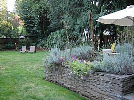 Adorable 2 Bedroom Cape Cod Home on Park-Like Lot in Lake Oswego, OR (Photo 3 of 8)