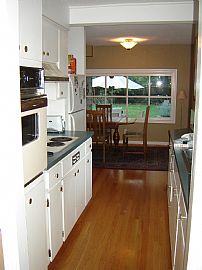 Adorable 2 Bedroom Cape Cod Home on Park-Like Lot in Lake Oswego, OR (Photo 7 of 8)