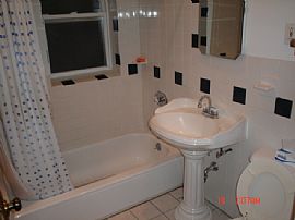 Nice First Floor 3 Bedroom Apartment with Heat Included in Chicago, IL (Photo 2 of 7)