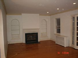 Nice First Floor 3 Bedroom Apartment with Heat Included in Chicago, IL