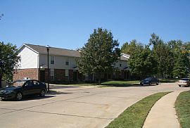 Nice 3 Bedroom Townhome with Ton of Storage - Near Great Schools in Saint Charles, MO (Photo 2 of 7)