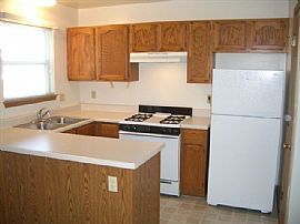 Nice 3 Bedroom Townhome with Ton of Storage - Near Great Schools in Saint Charles, MO (Photo 4 of 7)