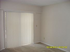 Impressive 2 Bedroom Townhouse with Screened Patio - $695 in Sanford, FL (Photo 4 of 11)