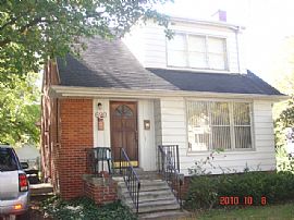 Pleasant 2 Bedroom Home in Lower Unit - Near Downtown in Birmingham, MI
