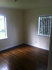 Beautiful 2 Bedroom Single Home on Huge Lot  in Long Beach, CA (Photo 5 of 10)