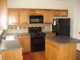 Three Story 4 Bedroom Townhouse with Tennis Court and Pool in Alpharetta, GA (Photo 5 of 8)