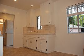Spacious 1 Bedroom Apartment in Culver City/mdr Adjacent in Los Angeles, CA (Photo 3 of 12)