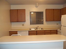 Nice 2 Bedroom Condo - Freshly Painted and Brand New Carpet in Glendale Heights, IL (Photo 2 of 10)