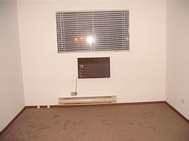 Nice 2 Bedroom Condo - Freshly Painted and Brand New Carpet in Glendale Heights, IL (Photo 3 of 10)