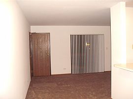 Nice 2 Bedroom Condo - Freshly Painted and Brand New Carpet in Glendale Heights, IL (Photo 4 of 10)