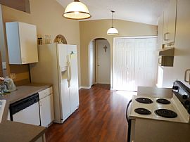 Delightful 3 Bedroom Home with 2 Car Garage - $1095 in Apopka, FL (Photo 4 of 11)