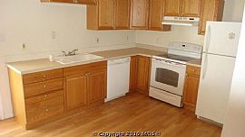 Nice 3 Bedroom Townhouse with Finished Basement in Frederick, MD (Photo 4 of 12)