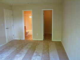 Sensational 2 Bedroom Condo Near UF Campus in Gainesville, FL (Photo 2 of 9)