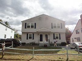 Gorgeous 3 Bedroom Duplex Apartment in Great Location in Manchester, CT