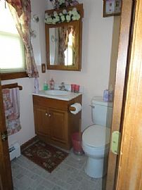 Gorgeous 3 Bedroom Duplex Apartment in Great Location in Manchester, CT (Photo 6 of 6)