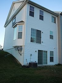 Elegant 3 Bedroom Townhouse with Comfort Luxury in Edgewood, MD (Photo 3 of 12)