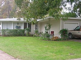 Adorable 2 Bedroom Home in Brookside - Near Riverside Park in Tulsa, OK (Photo 2 of 4)