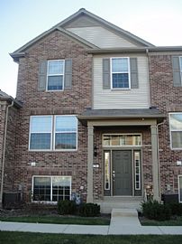 Modern, Tri-Level, 3 Bedroom Townhouse with Basement in Oswego, IL