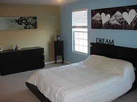 Modern, Tri-Level, 3 Bedroom Townhouse with Basement in Oswego, IL (Photo 4 of 12)