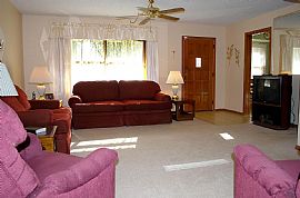 Clean 3 Bedroom Home - Move in Ready in Columbia Heights, MN (Photo 2 of 6)