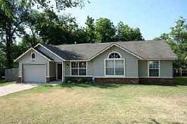 Deluxe 3 Bedroom Home with 1 Car Garage in Coweta, OK