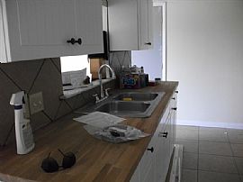 Spacious 2 Bedroom Townhouse Near Med Center! in Houston, TX (Photo 2 of 9)