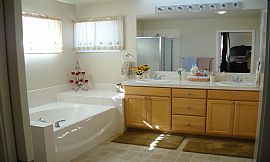 Beautiful 4 Bedroom Home with Hardwood Floors and Central Air in Redmond, WA (Photo 4 of 6)