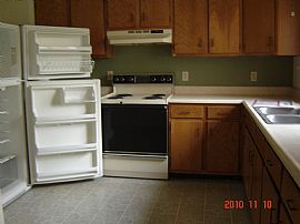 Comfy 3 Bedroom Apartment with Walk-Out Basement in Nashua, NH (Photo 4 of 8)