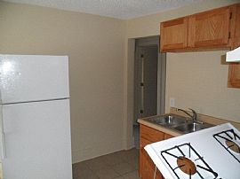 Charming 3 Bedroom Duplex Apartment on 2nd Floor  in Minneapolis, MN (Photo 2 of 4)