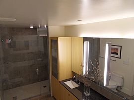 Luxury 2 Bedroom Condo with Parking and Panoramic Views! in Portland, OR (Photo 4 of 12)