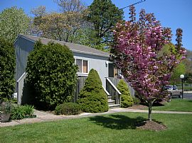 Lovely 1 Bedroom Cottage Home with Tennis Courts and Heated Pool in Hampton Bays, NY (Photo 2 of 5)