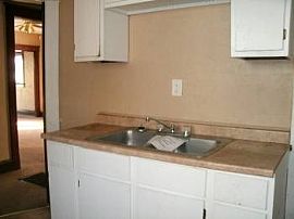 Cute 2 Bedroom Bungalow Home in Good Condition in Kansas City, MO (Photo 2 of 3)