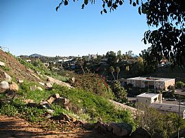 City View! Charming 1 Br and Den/or 2 Bedroom Duplex Near Sdsu in San Diego, CA (Photo 4 of 6)