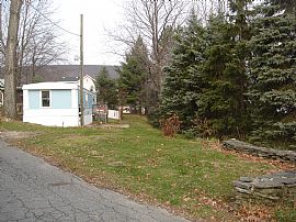 Handsome 2 Bedroom Mobile Home on Private Lot in Roseto, PA (Photo 2 of 3)